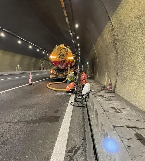 乌当隧道排水渠清淤